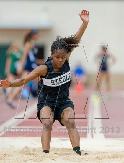 Thumbnail 2 in NISD Alamo Relays photogallery.