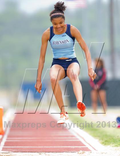 Thumbnail 2 in NISD Alamo Relays photogallery.