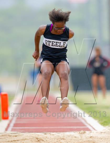 Thumbnail 2 in NISD Alamo Relays photogallery.