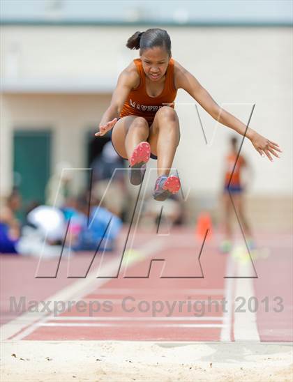 Thumbnail 2 in NISD Alamo Relays photogallery.