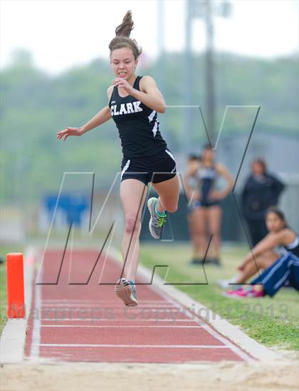 Thumbnail 3 in NISD Alamo Relays photogallery.