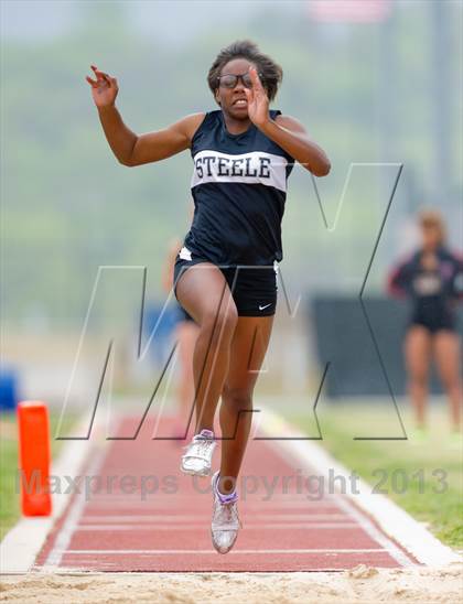Thumbnail 3 in NISD Alamo Relays photogallery.
