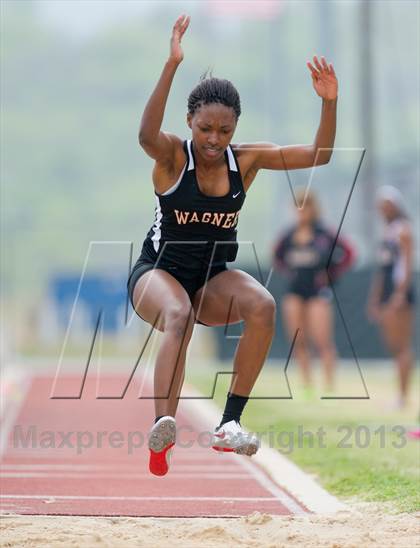 Thumbnail 2 in NISD Alamo Relays photogallery.