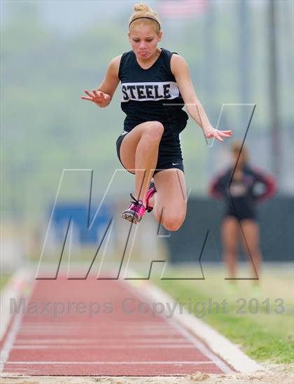 Thumbnail 2 in NISD Alamo Relays photogallery.