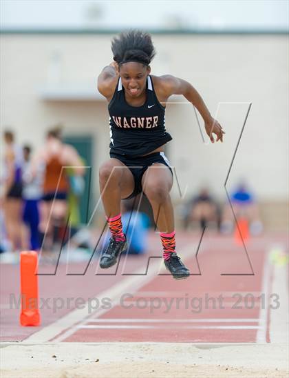 Thumbnail 3 in NISD Alamo Relays photogallery.