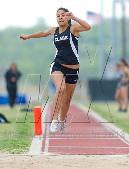 Thumbnail 2 in NISD Alamo Relays photogallery.