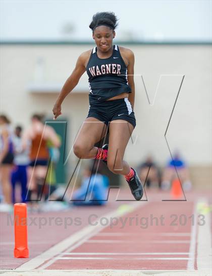 Thumbnail 2 in NISD Alamo Relays photogallery.