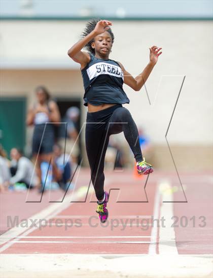 Thumbnail 2 in NISD Alamo Relays photogallery.