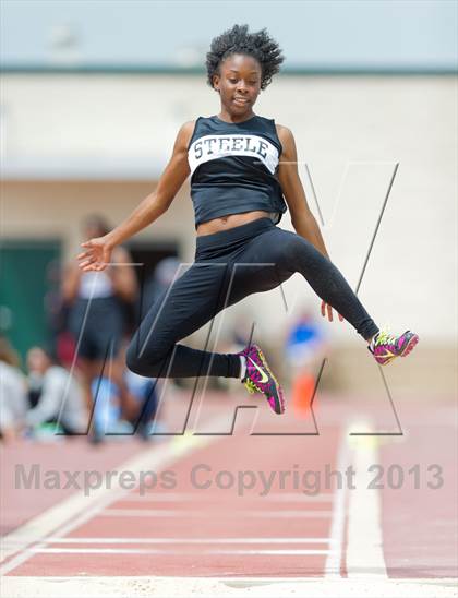 Thumbnail 1 in NISD Alamo Relays photogallery.