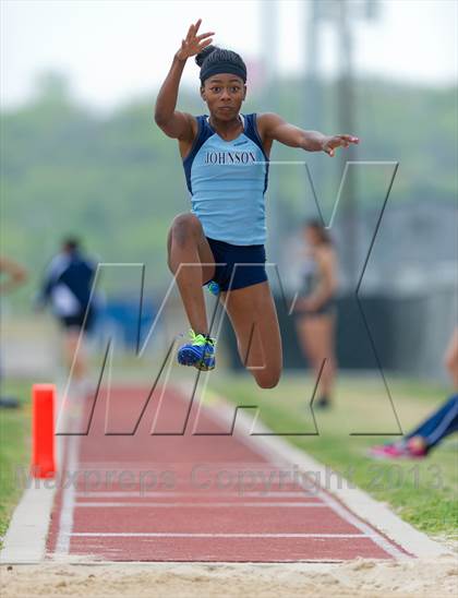 Thumbnail 2 in NISD Alamo Relays photogallery.