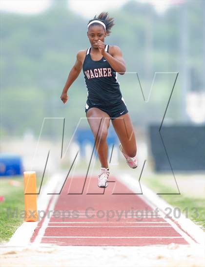 Thumbnail 3 in NISD Alamo Relays photogallery.