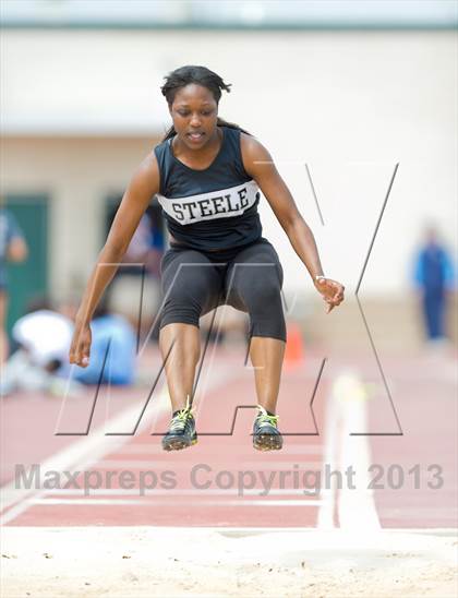 Thumbnail 3 in NISD Alamo Relays photogallery.