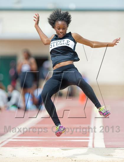Thumbnail 2 in NISD Alamo Relays photogallery.