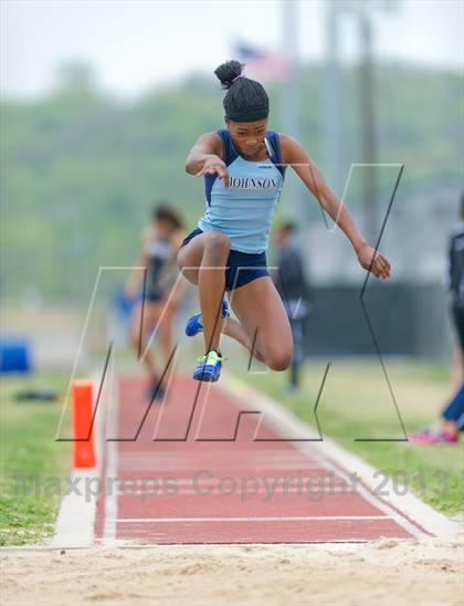 Thumbnail 2 in NISD Alamo Relays photogallery.