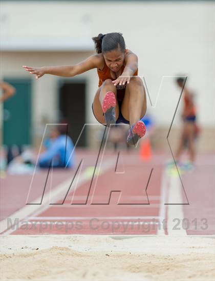 Thumbnail 2 in NISD Alamo Relays photogallery.