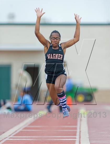 Thumbnail 2 in NISD Alamo Relays photogallery.