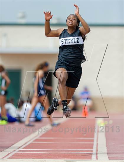 Thumbnail 3 in NISD Alamo Relays photogallery.
