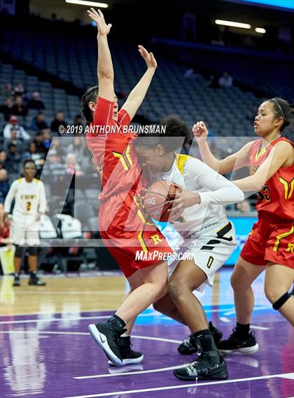 Thumbnail 2 in Rosary Academy vs. Bishop O'Dowd (CIF State D1 Final) photogallery.