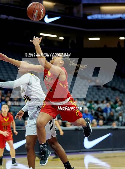 Thumbnail 2 in Rosary Academy vs. Bishop O'Dowd (CIF State D1 Final) photogallery.