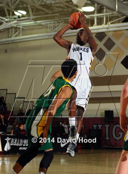 Thumbnail 1 in JW North vs. Edison (MaxPreps Holiday Classic) photogallery.