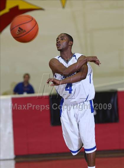 Thumbnail 2 in San Diego vs. Santa Rita (MaxPreps Holiday Classic) photogallery.