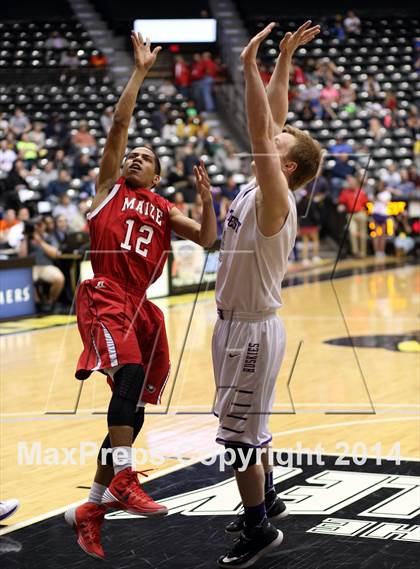 Thumbnail 3 in Maize vs. Blue Valley Northwest (KSHSAA 6A Quarterfinal) photogallery.