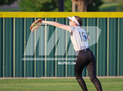 Thumbnail 3 in Bartlett vs. Houston (4A District 15 2nd Round) photogallery.