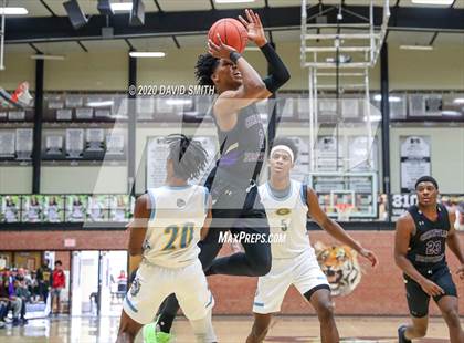 Thumbnail 2 in Christian Brothers vs Grandview (810 Varsity Showcase) photogallery.