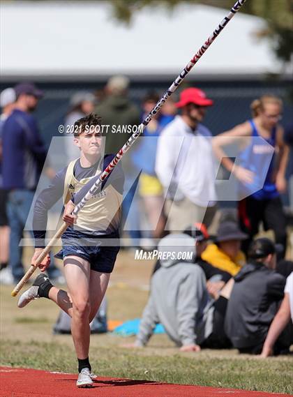 Thumbnail 2 in Phillipsburg Invitational Track Meet photogallery.