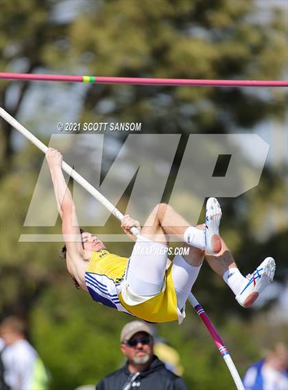 Thumbnail 3 in Phillipsburg Invitational Track Meet photogallery.