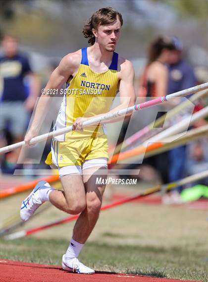 Thumbnail 3 in Phillipsburg Invitational Track Meet photogallery.