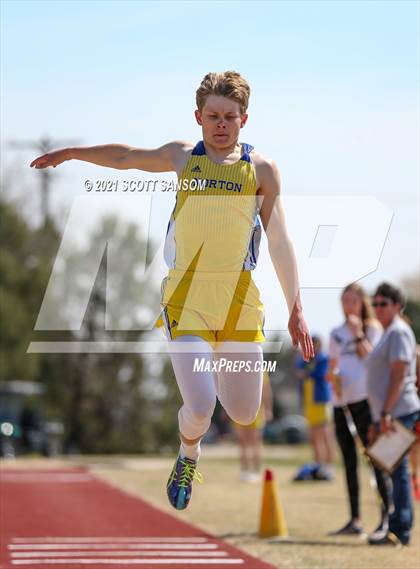 Thumbnail 3 in Phillipsburg Invitational Track Meet photogallery.