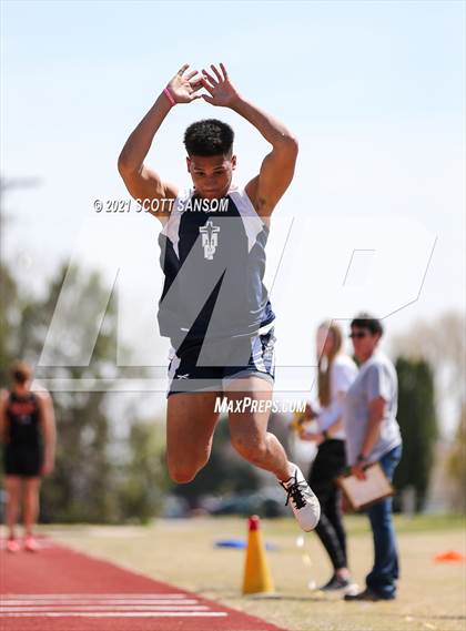 Thumbnail 2 in Phillipsburg Invitational Track Meet photogallery.