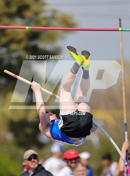 Thumbnail 3 in Phillipsburg Invitational Track Meet photogallery.