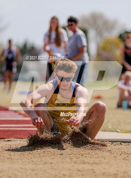 Thumbnail 1 in Phillipsburg Invitational Track Meet photogallery.
