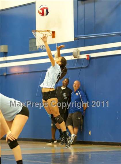 Thumbnail 2 in El Camino Real vs. Cleveland photogallery.