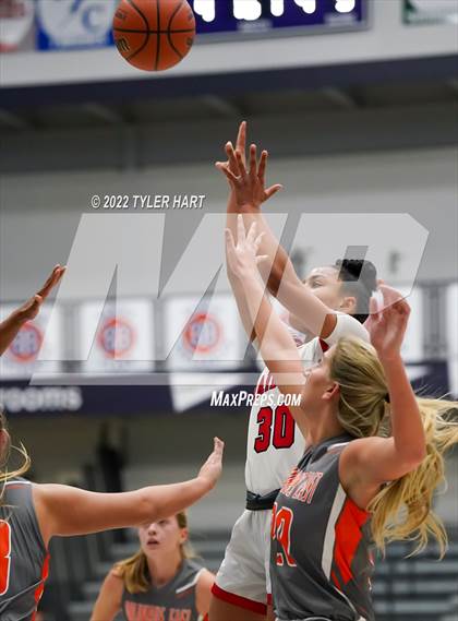 Thumbnail 1 in Columbus East vs. Bolingbrook (Sneakers for Santa Shootout) photogallery.