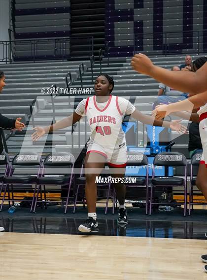 Thumbnail 2 in Columbus East vs. Bolingbrook (Sneakers for Santa Shootout) photogallery.