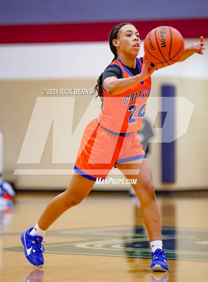 Thumbnail 3 in Grand Oaks vs College Park photogallery.