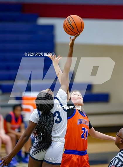 Thumbnail 3 in Grand Oaks vs College Park photogallery.