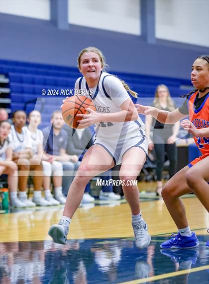 Thumbnail 3 in Grand Oaks vs College Park photogallery.