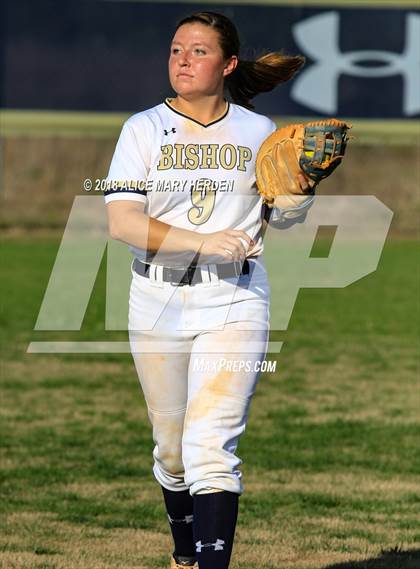 Thumbnail 1 in Bishop McLaughlin Catholic vs River Ridge photogallery.