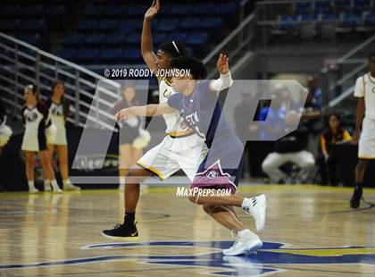 Thumbnail 2 in St. Thomas More vs. De La Salle (LHSAA 3A/4A Marsh Madness Final) photogallery.