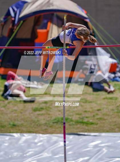 Thumbnail 3 in Apex Lions' Relays photogallery.