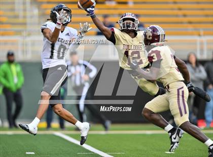 Thumbnail 2 in Summer Creek vs. Steele (UIL Football 6A Division II Semifinal) photogallery.