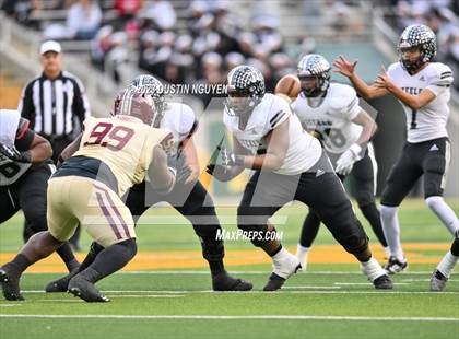 Thumbnail 1 in Summer Creek vs. Steele (UIL Football 6A Division II Semifinal) photogallery.