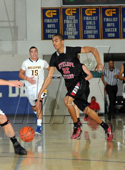 Thumbnail 2 in Bellevue vs. Antelope (MaxPreps Holiday Classic) photogallery.