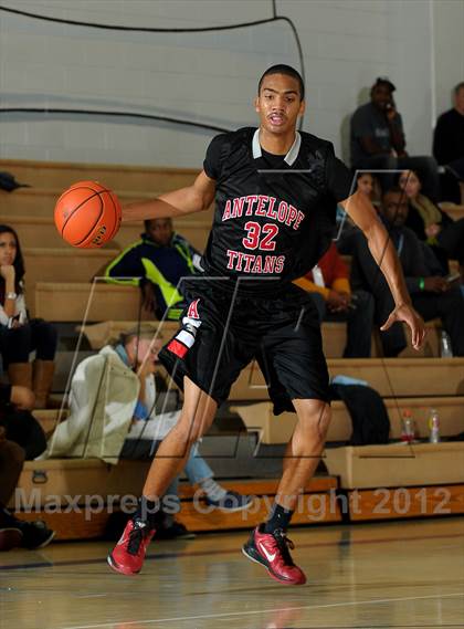 Thumbnail 3 in Bellevue vs. Antelope (MaxPreps Holiday Classic) photogallery.