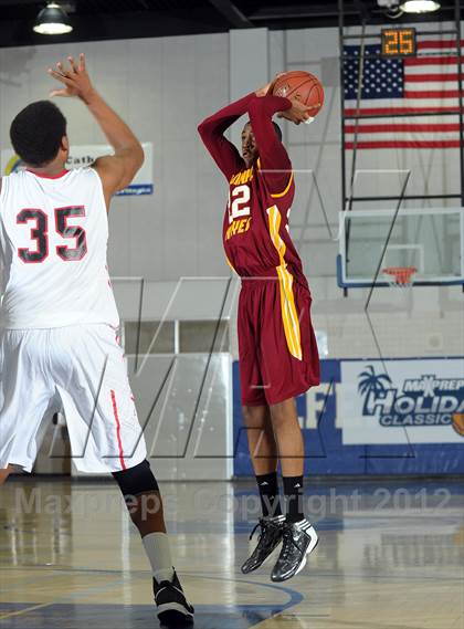 Thumbnail 1 in Bellevue vs. Antelope (MaxPreps Holiday Classic) photogallery.