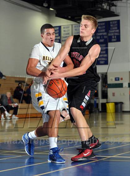Thumbnail 1 in Bellevue vs. Antelope (MaxPreps Holiday Classic) photogallery.